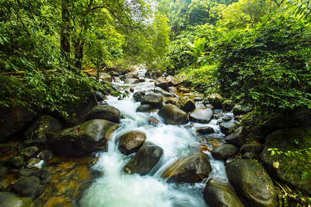 热带森林中的景观瀑布。Namtok Phlio 国家公园, Chanthaburi 在泰国