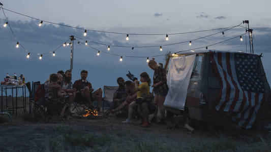一群旅行朋友在露营地煎香肠
