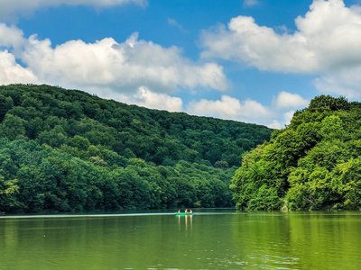 木码头或码头和船在湖日落和天空反射水照片