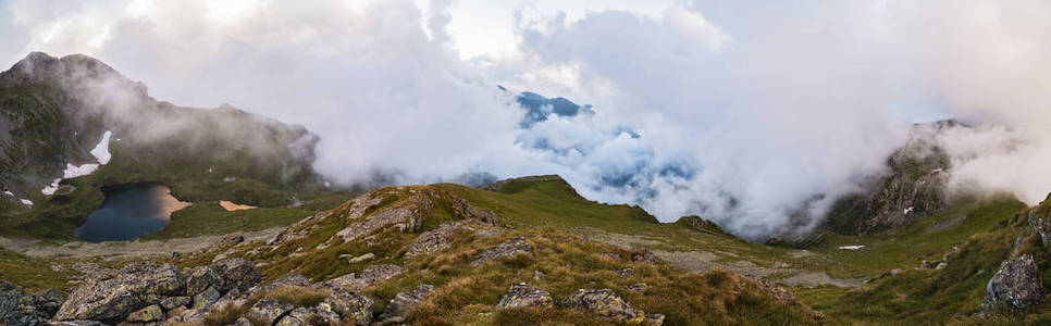 罗马尼亚 Fagaras 山脉全景。华丽的风景与冰川湖卡普拉, 从上面的看法