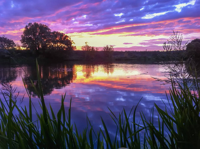 夏日日出天空五彩缤纷的日出, 日落的湖面, 河中的炎炎夏日, 最后的