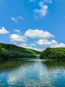 反射的船在水木码头或码头和船在湖日落和天空反射水照片