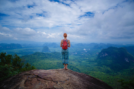 快乐的徒步旅行者张开双臂, 自由快乐, 在山上成就。泰国, 风景点, 自然足迹, 标签隔