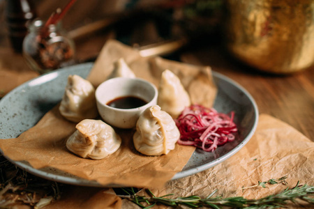 蒙古传统食品桌上