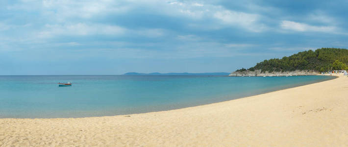 夏天海海岸早晨风景 Tristinika 海滩, 哈尔基迪基, Sithonia, 希腊。人们无法辨认