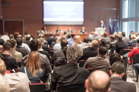 在商务会议的圆桌讨论照片