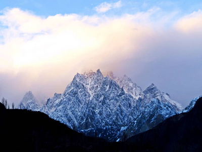 同等锥, 也称为大教堂山脊, 从同等喀喇昆仑山高速公路上观看。前景 罕萨河