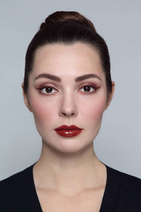 年轻美丽的女人与时髦的猫眼化妆照片