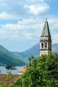 塔 Perast 教堂, 圣尼古拉斯 斯维第尼古拉 与 Kotor 湾的背景。教堂和 Perast 的村庄是 Kotor 海