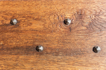无钉铆钉老式棕木背景黑色金属铆钉照片