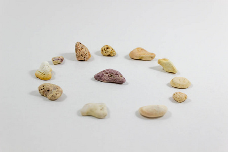 透视宽拍摄的几个圆形定位五颜六色的石头, 收集从海滩上的白色背景。照片已在伊兹密尔拍摄