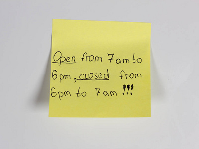 从上午7点至下午6点开放, 从下午6点到上午7点, 门上的黄色贴纸冰箱