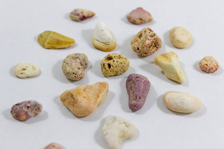 近距离拍摄的几块五颜六色的石头, 收集从海滩上的白色背景。照片已在伊兹密尔拍摄
