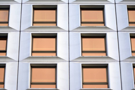建筑的棕色窗户。几何背景。建筑门面