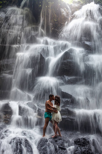 美丽的大瀑布附近的幸福情侣浪漫美景