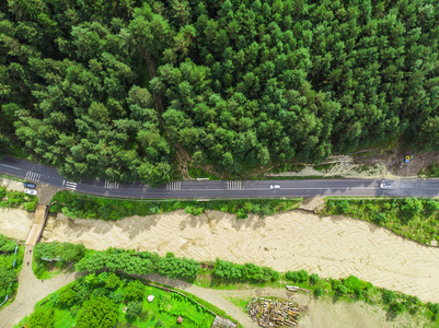 洪水后道路森林和水的鸟瞰图