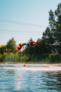 Marupe, 拉脱维亚。2018年7月20日。年轻人滑水在湖上, 做雷利, frontroll, 跳踢球和滑块。滑水