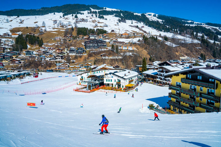 美丽的滑雪胜地在山的中间在奥地利阿尔卑斯。壮观的冬天山看法与小木房子和山坡