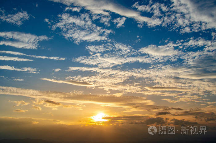cirrocumulus清晨的天空小而大的云彩在下面的阳光下密集