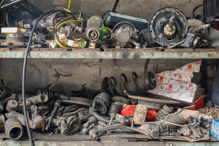 车库货架上的废旧金属和旧汽车零件