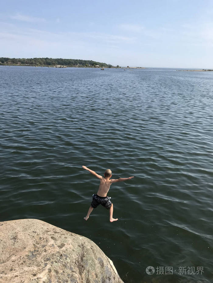 从悬崖跳进海里的小男孩