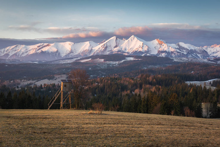 日出在狩猎讲坛在 Tatra 山, 波兰