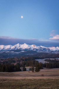 Tatra 山在晚上从 Lapszanka, 波兰