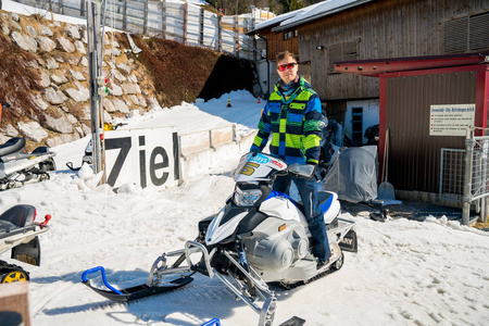 2018年3月15日。Saalbach, 奥地利。在奥地利阿尔卑斯山中部的一条赛道上骑着雪地车的年轻人