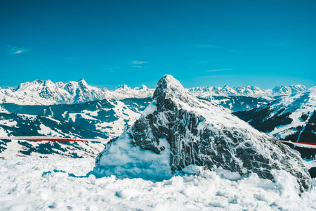 美丽的滑雪胜地在山的中间在奥地利阿尔卑斯。令人惊叹的冬山景观与山坡