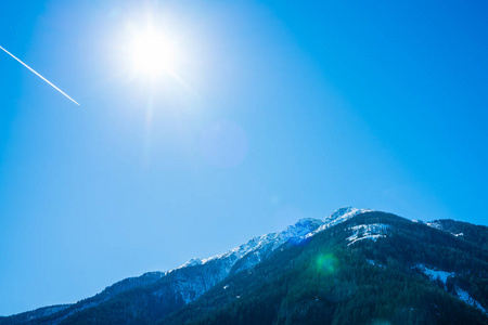 美丽的奥地利阿尔卑斯在晴朗的冬天天