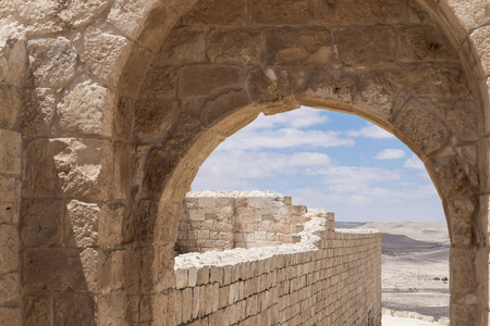 侧面出口在纳巴泰城市 Avdat 的堡垒墙上, 位于以色列犹太沙漠的香路上。它被列入联合国教科文组织世界遗产名录