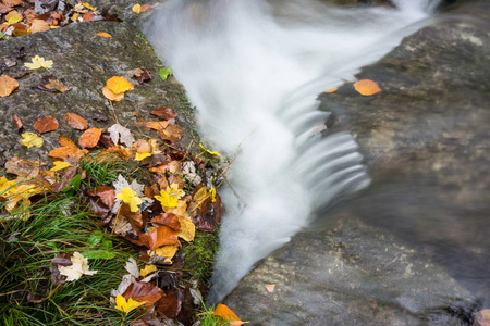 河水流淌, 秋叶长曝光