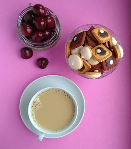 咖啡浆果饼干。吃点心。甜点。咖啡加牛奶。粉红色背景