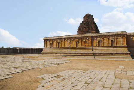 主要的圣地和大型 prakara 周围的建筑群, Pattabhirama 寺, 亨比, 卡纳卡, 印度。圣地墙上装饰着 dev