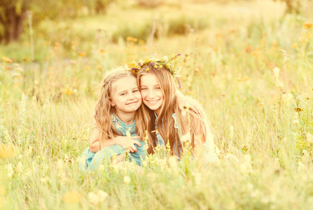 两个可爱的小妹妹在草地上