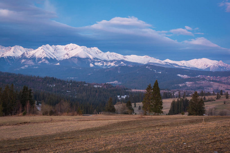 Tatra 山在晚上从 Lapszanka, 波兰