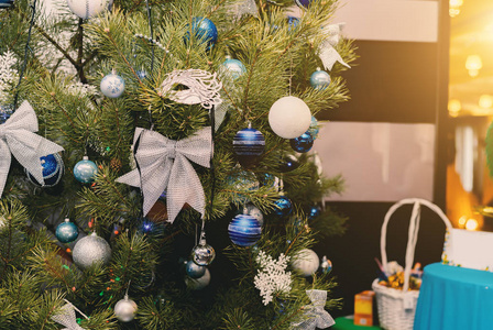 一棵圣诞树的碎片, 上面有明亮的玩具。色调