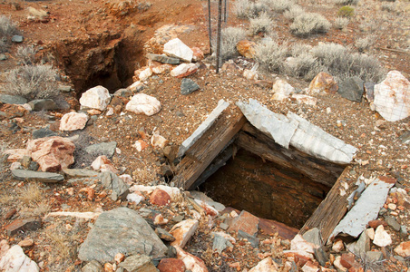 矿井入口危险旧废弃矿井照片