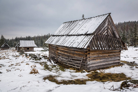 Tatra 山 Kopieniec 空地上的木屋在冬季, Malopolskie, 波兰