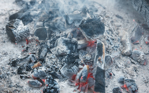烧焦木材质地的热量。在野餐中煮烧烤后, 壁炉里的灰烬