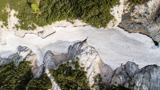 泥石流的鸟瞰在高山高山上的雪高, 俯视图