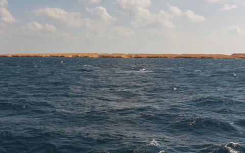 美丽的景色在海岛的海岸线在红海附近 Hurgada。海景背景白云