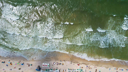 海岸线与海滩和海波浪顶部的鸟瞰图