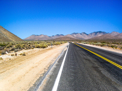 在美国的公路旅行与山视图