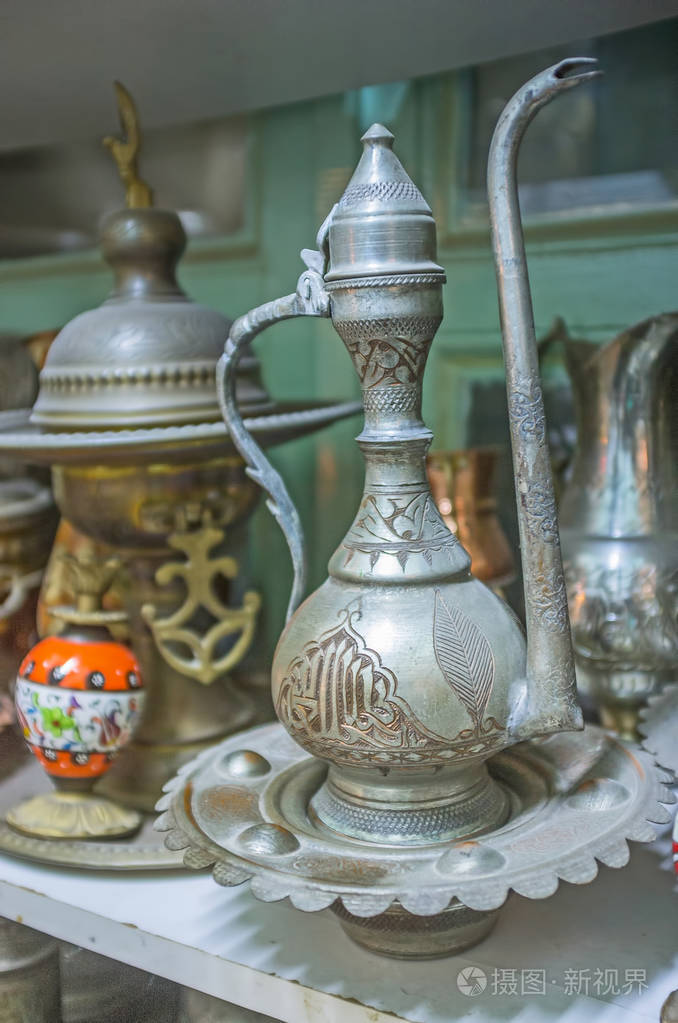 土耳其安塔利亚古董店的古老阿拉伯 dallah 咖啡壶, 具有良好的伊斯兰