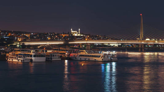在日落, 伊斯坦布尔, 土耳其的金色号角和城市景观的地铁桥夜景