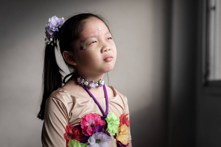 悲伤和孤独的亚洲儿童脸表情