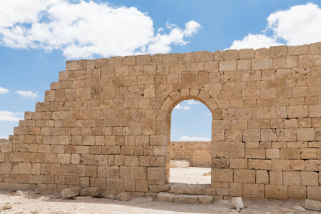 通道在 Avdat 的纳巴泰城的堡垒墙上, 位于以色列犹太沙漠的香路上。它被列入联合国教科文组织世界遗产名录