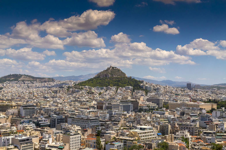 希腊首都雅典的鸟瞰图。雅典有着古希腊文明的重要遗迹。Lycabettus 山