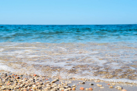 沙滩和石头上的海边海滩